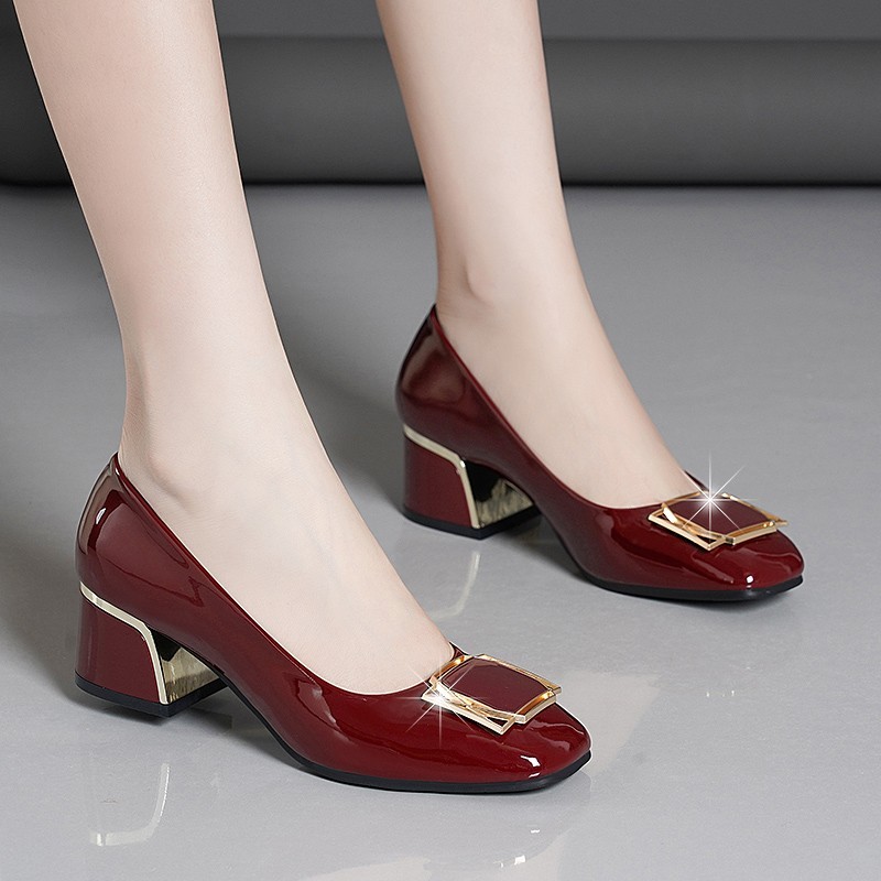 漆皮亮粗跟方头单鞋2025年