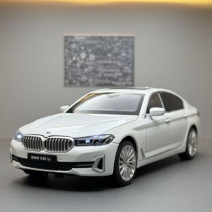 黑曼巴合金1比24宝马530Li汽车带声光回力玩具车模型摆件包挂件