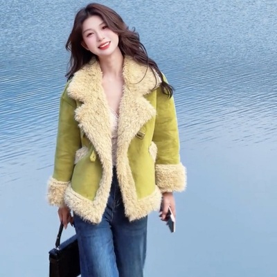 皮毛一体大翻领羊羔毛外套女2025冬季新款果绿色毛绒加厚加绒上衣