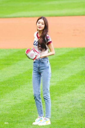 女团ive张元英同款演出服短款上衣蓝色牛仔裤打歌啦啦队运动套装