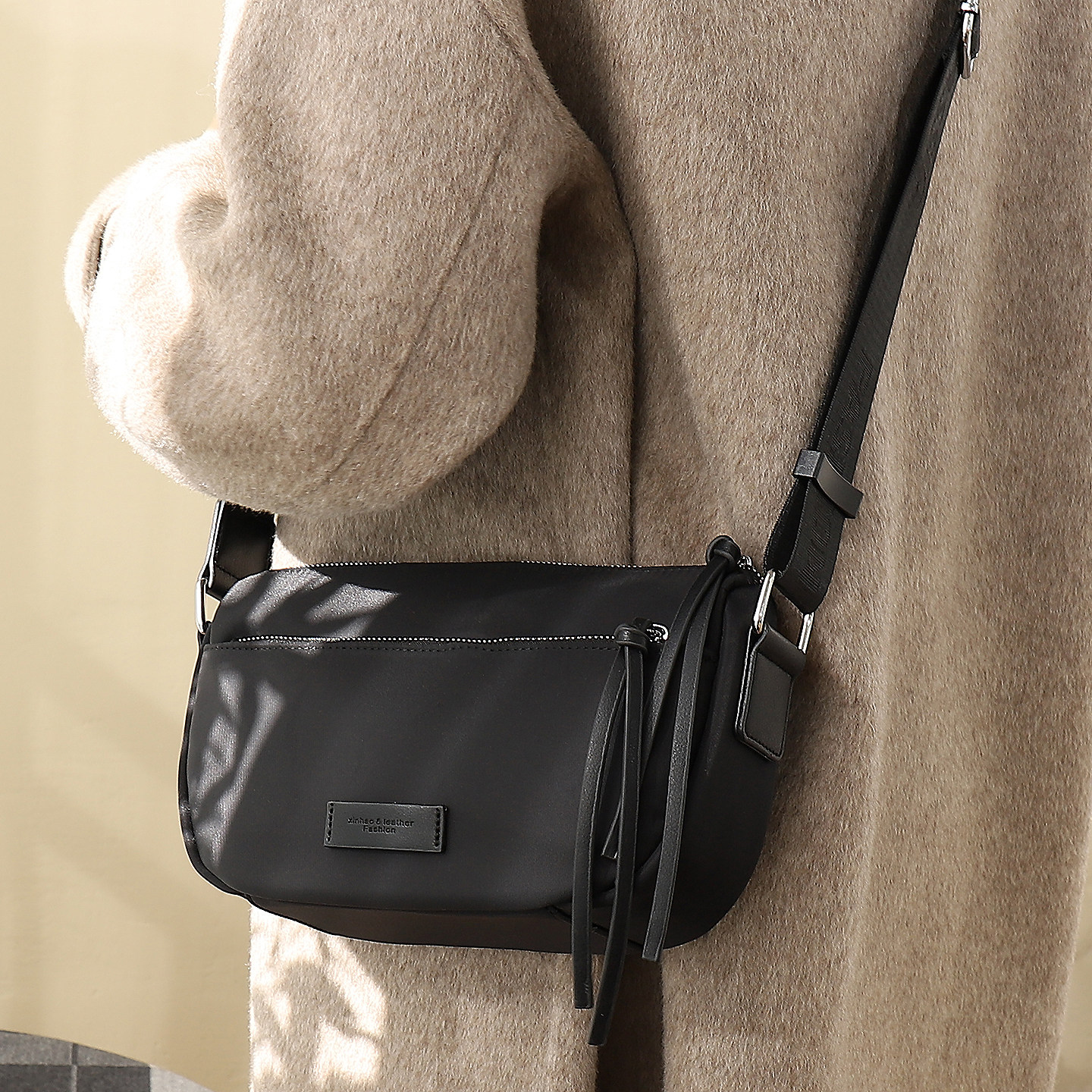 帆布包女斜挎包2026新款实用百搭休闲包轻便多层大容量运动户外包