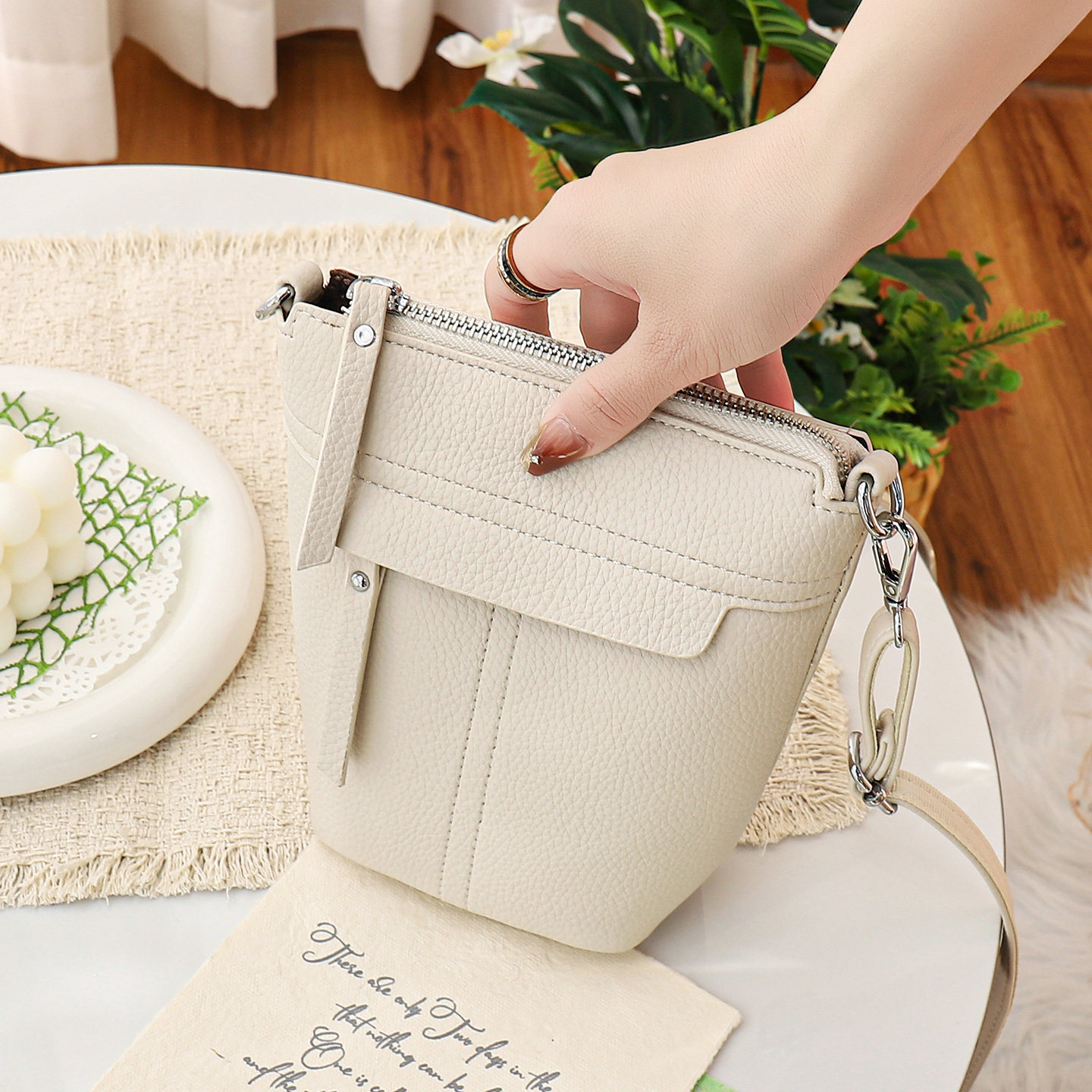 手机包女斜挎小巧轻便超火爆款小包包2026新款竖款夏天迷你水桶包