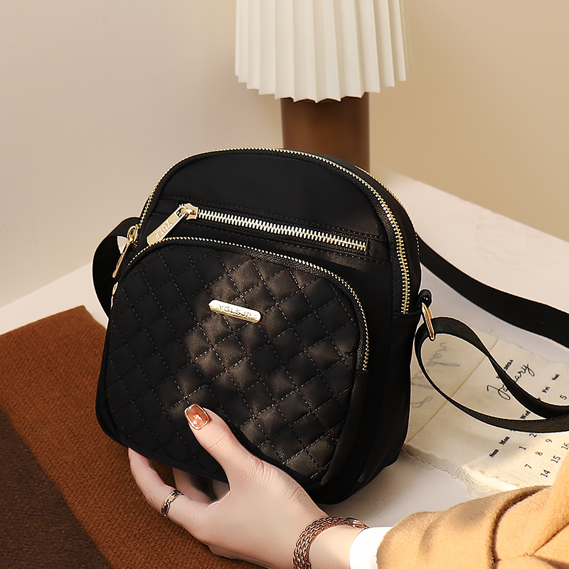 布包日系2025新款大容量手机袋多口袋斜挎包牛津布女包多层小包包