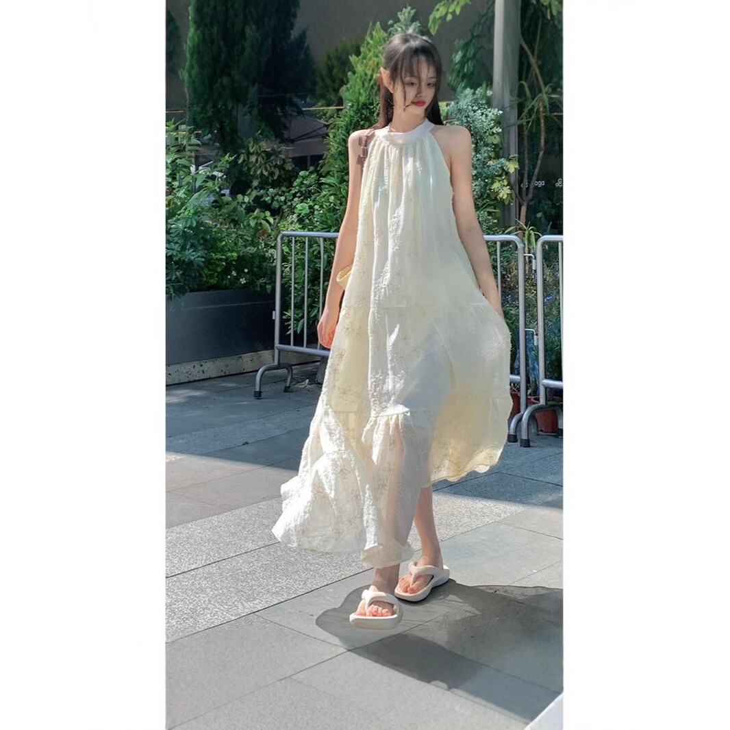度假风纯色蕾丝挂脖连衣裙女2025新款夏季性感无袖露肩大摆长裙子