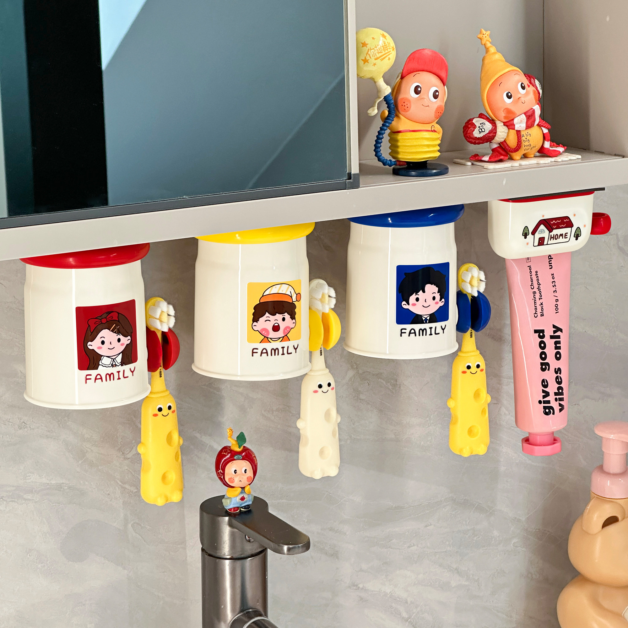 镜柜下牙刷置物架磁吸倒挂漱口杯子免打孔卫生间刷牙杯收纳置物架