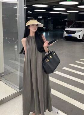 灰色褶皱无袖连衣裙女夏季2025新款设计感小众挖肩挂脖中长款裙子