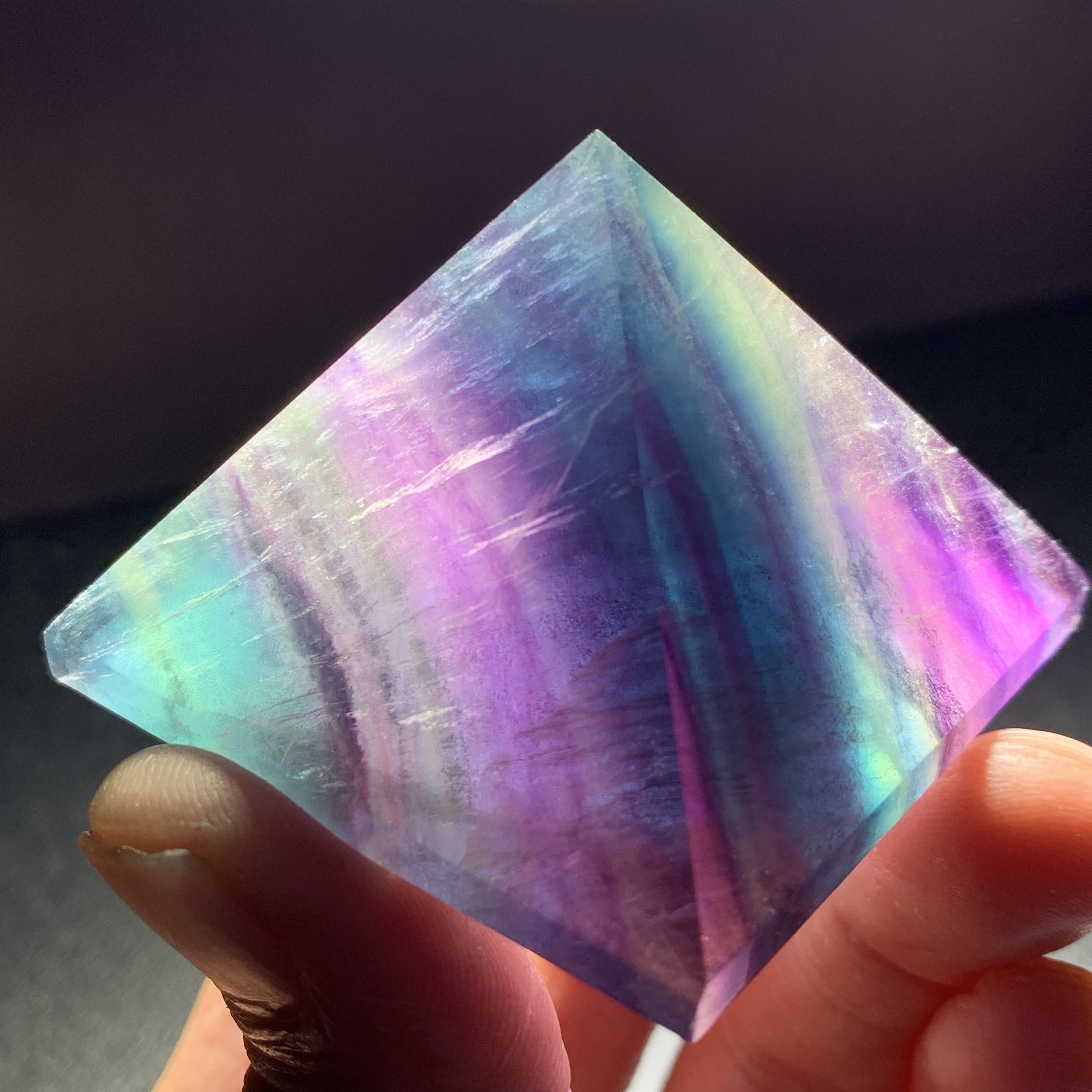 天然水晶七彩萤石金字塔摆件多彩透体萤石放大器家庭办公装饰品