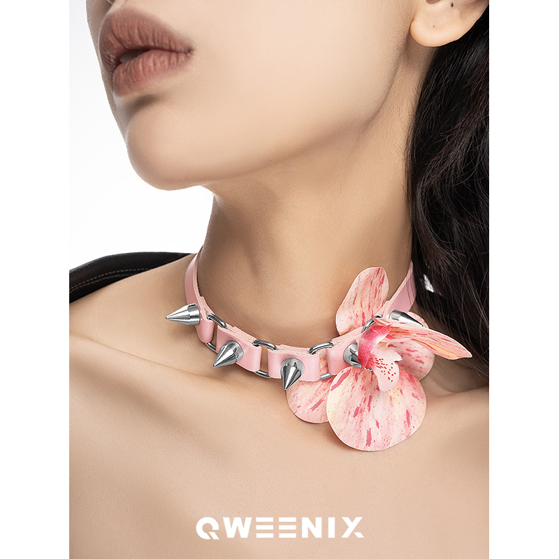 QWEENIX 原创设计粉色花朵小众铆钉软皮革高级感choker颈链女饰品