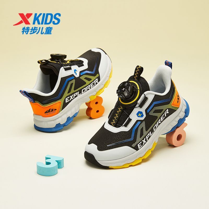 特步儿童秋冬新款幼小童户外休闲鞋子旋转纽扣百搭运动鞋男童