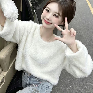 温柔慵懒风白色毛绒外穿针织衫新款女宽松套头短款毛衣秋冬上衣