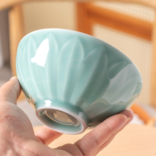 龙泉西冲青瓷莲花浮雕斗笠碗