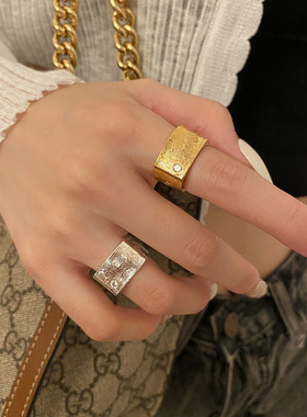 金属质感不规则方形金色镶钻戒指