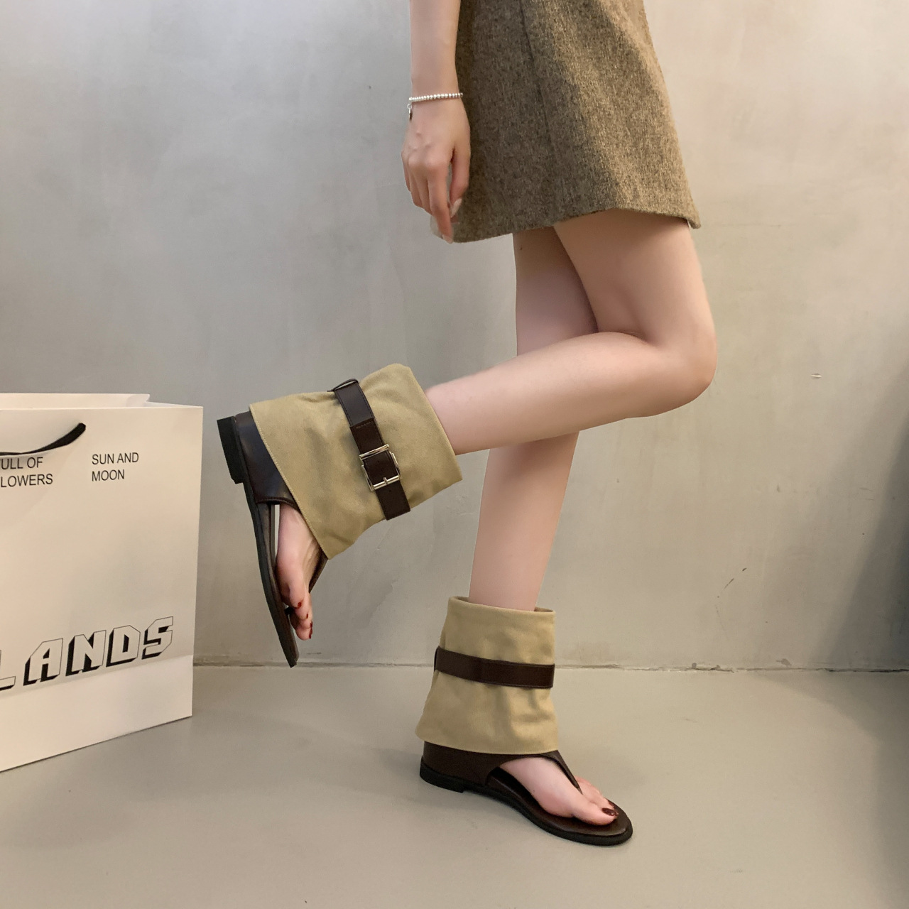 2025夏季超纤透气圆头平底凉鞋女欧美风罗马鞋中帮软底外穿防滑