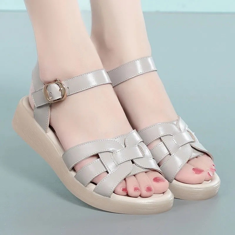 现货】坡跟简约一字带凉鞋中老年女士软底凉鞋2025夏季新款沙滩鞋