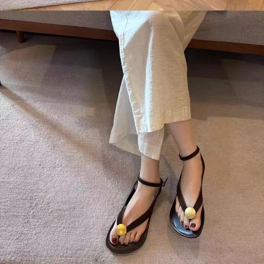 2025夏新款一字带金属扣小众夹趾懒人半拖度假罗马沙滩软底女凉鞋