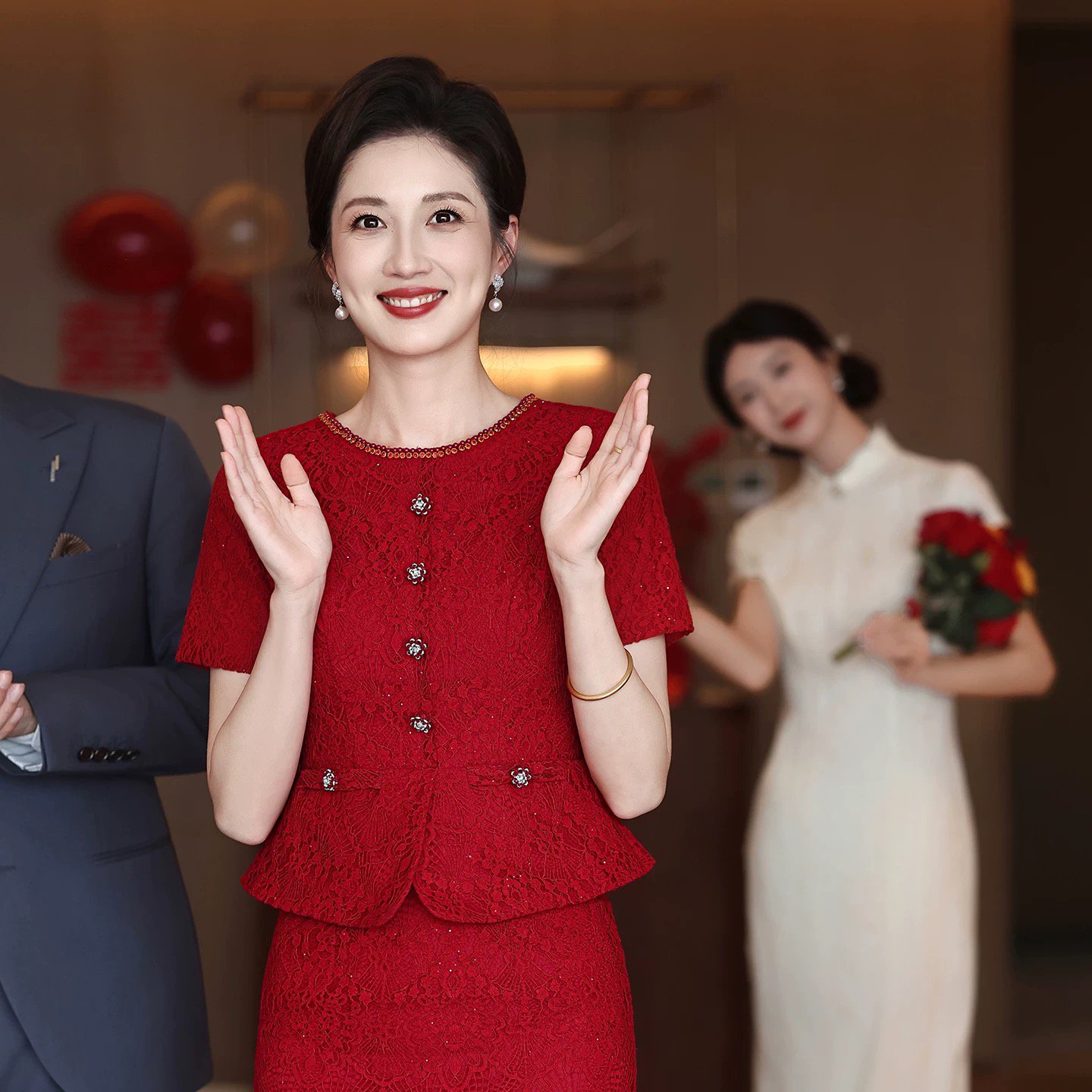 红色高贵洋气婚宴旗袍