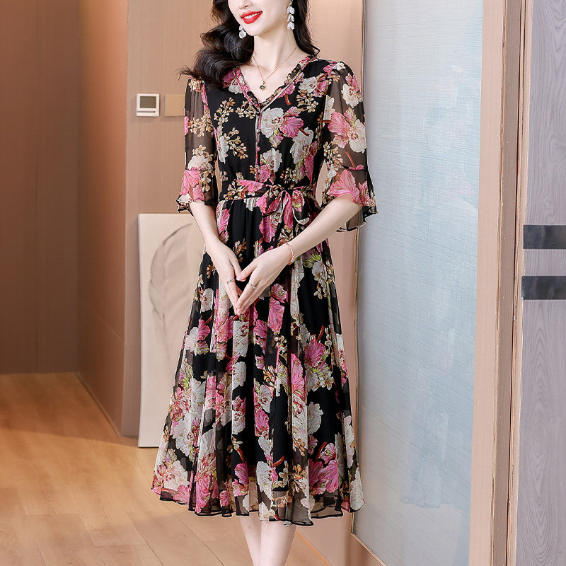 2026夏新款女装修身显瘦桑蚕丝真丝连衣裙V领黑色花荷叶袖大摆裙