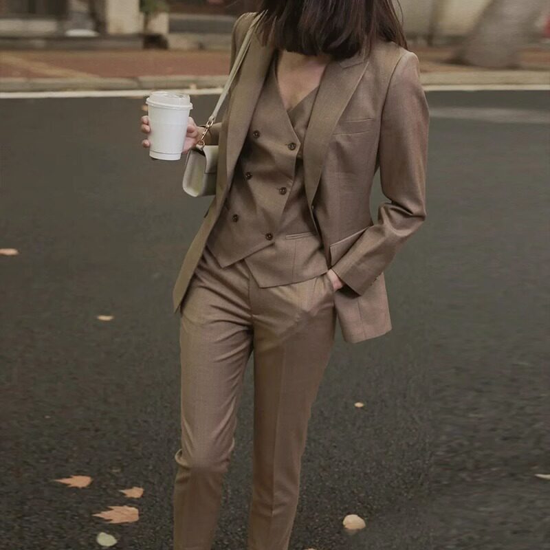 卡其色西装三件套女春秋高级感通勤OL气质西服马甲直筒裤套装