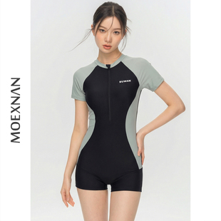 保守度假泳装 防晒游泳衣女遮肚显瘦小胸时尚 性感连体平角短袖 新款