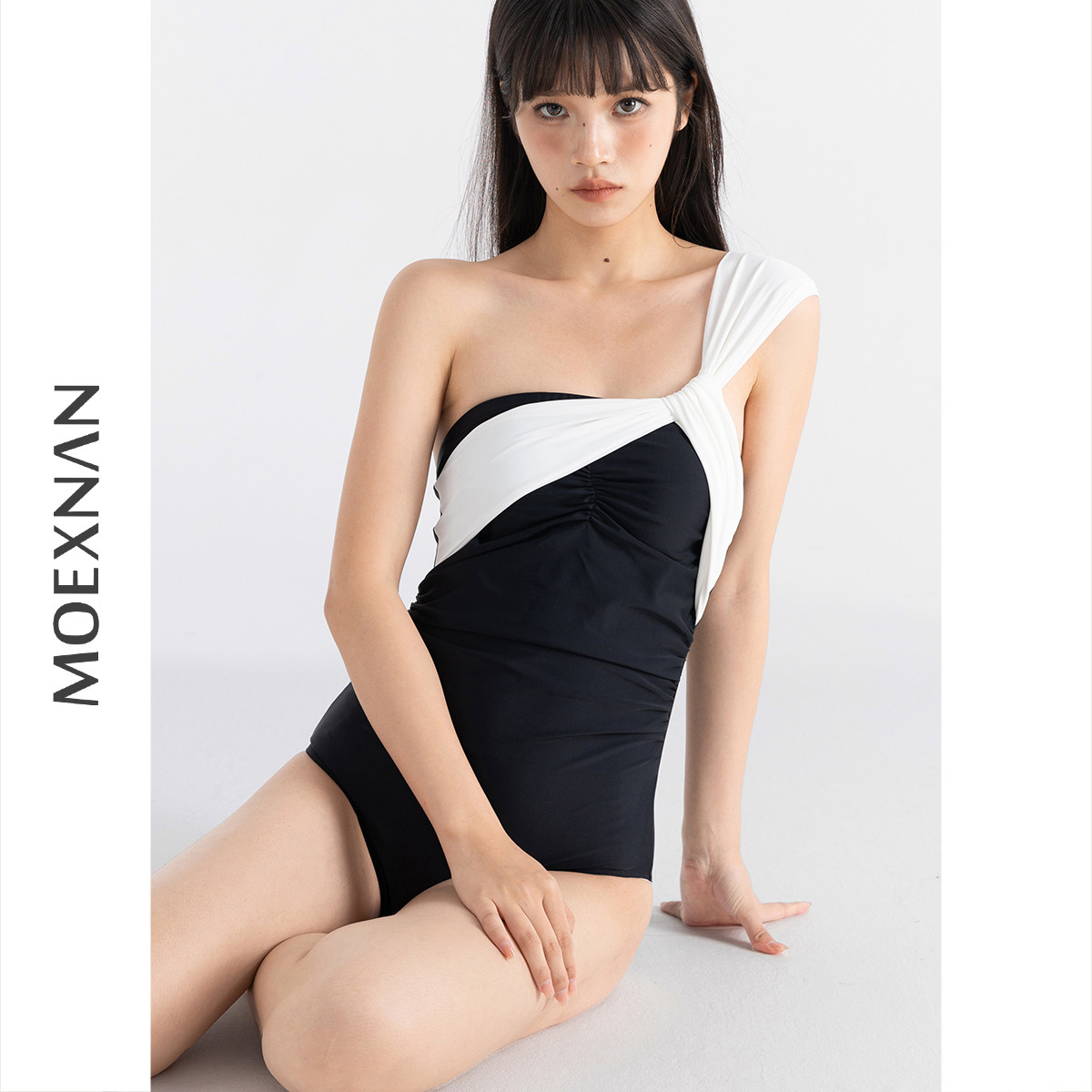 2026新款泳衣女单肩黑色性感连体保守显瘦小胸遮肚学生泡温泉泳装