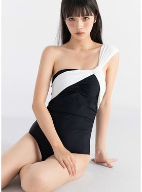 2026新款泳衣女单肩黑色性感连体保守显瘦小胸遮肚学生泡温泉泳装