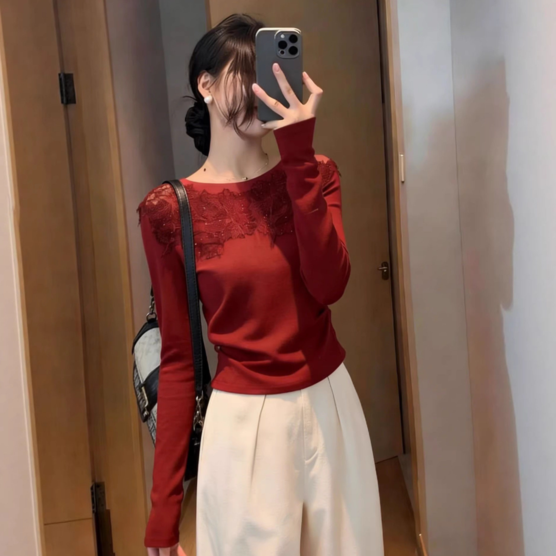 轻熟风红色蕾丝拼接长袖打底衫女早春2026新款修身内搭收腰上衣潮