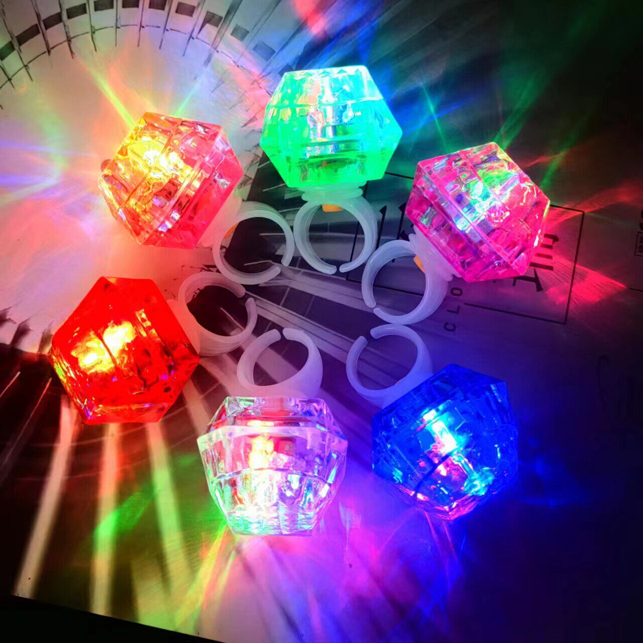 LED闪光大钻戒发光戒指 KTV蹦迪夜店道具 派对活动多人通用玩具