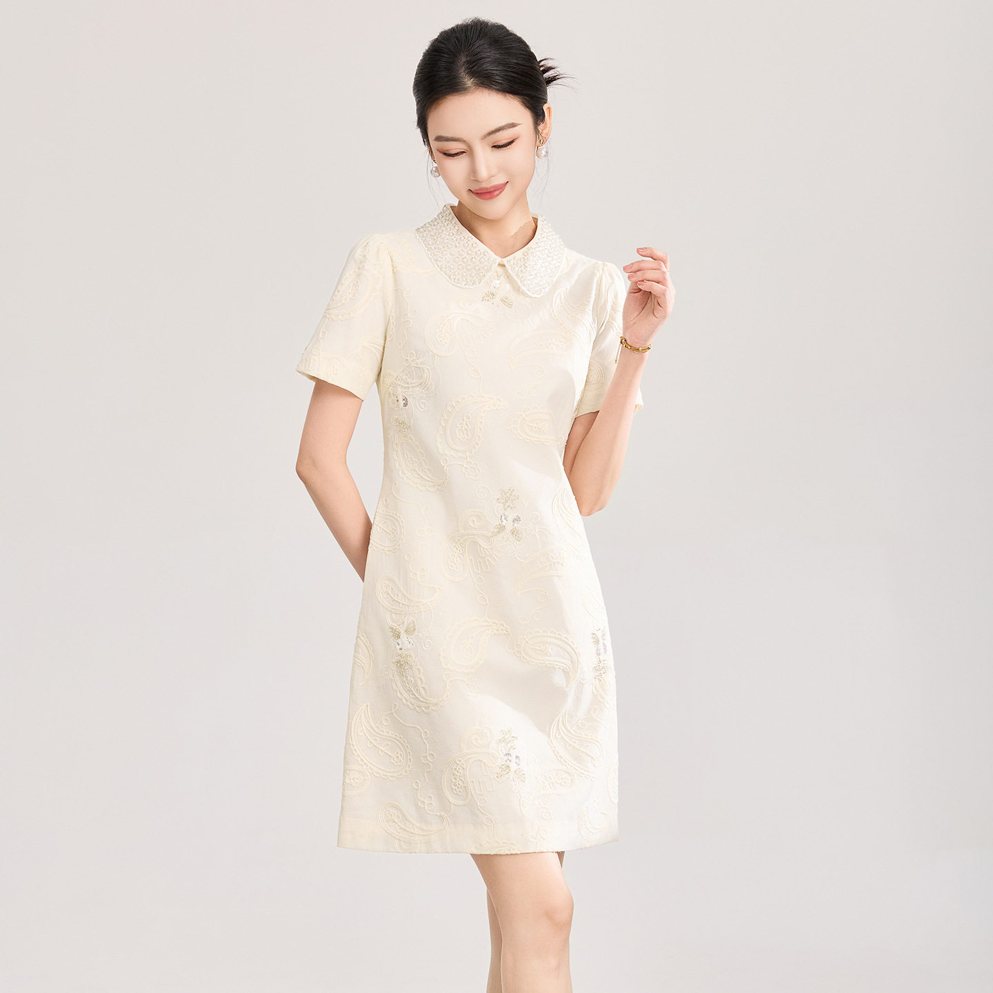 2603501-重工钉珠棉线刺绣名媛小香风娃娃领短袖连衣裙女夏款南油