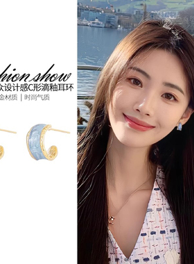 蓝色C形耳环2026新款爆款高级感气质百搭耳钉法式复古清冷感耳饰