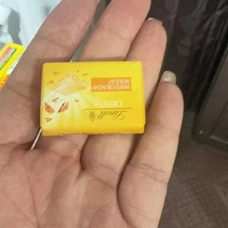 进口 Lindt松脆牛奶巧克力排块白巧散装零食喜糖伴手礼物