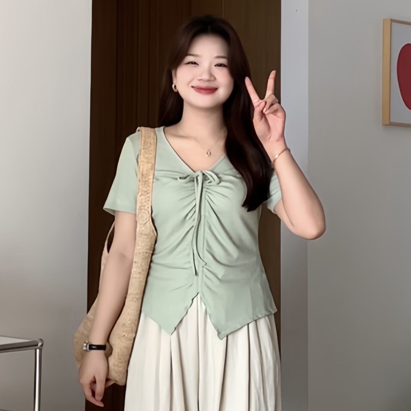 微胖的喵喵大码女装胖mm夏季明媚穿搭设计V领短袖T恤巨好看的上衣