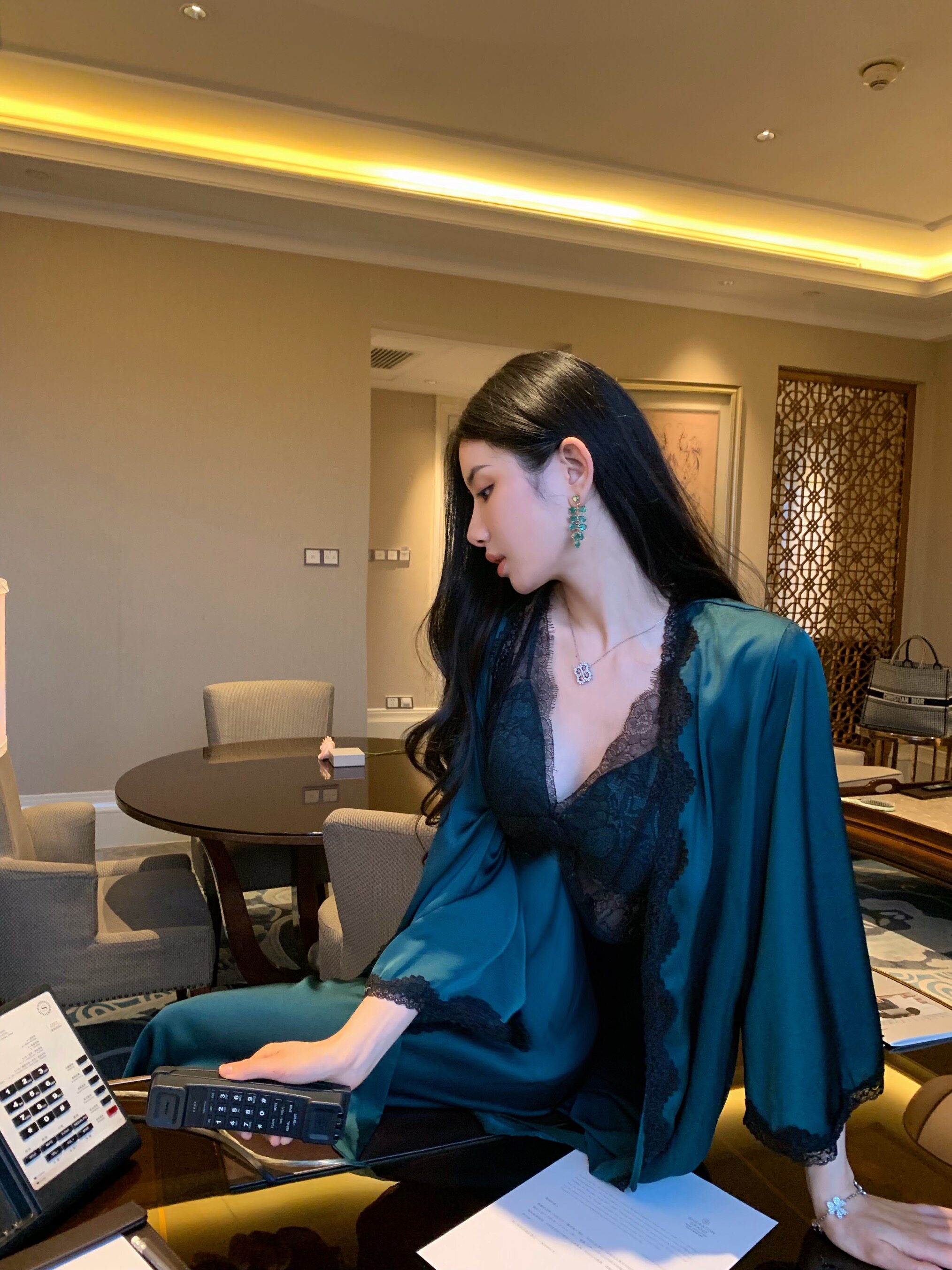 性感收腰露背仿真丝睡衣轻奢高级感精致贵妇蕾丝带胸垫吊带睡裙