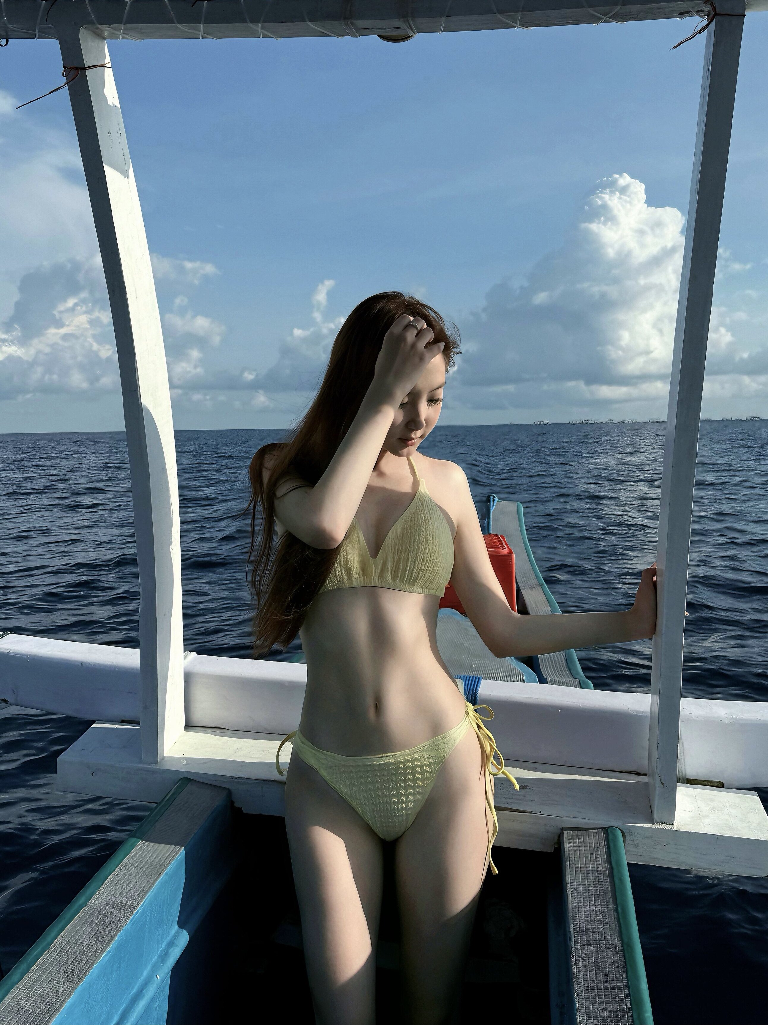 度假多巴胺纯欲比基尼美女显白泳衣法式套装绑带式女泡温泉