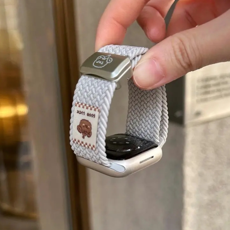 适用苹果iwatch10/s11手表applewatchs9可爱小熊尼龙编织磁吸表带