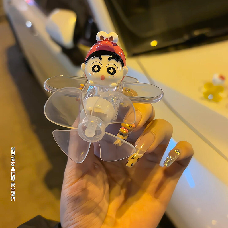 蜡笔小新小飞机车载摆件汽车后视镜装饰电动车摩托车把发光小玩具