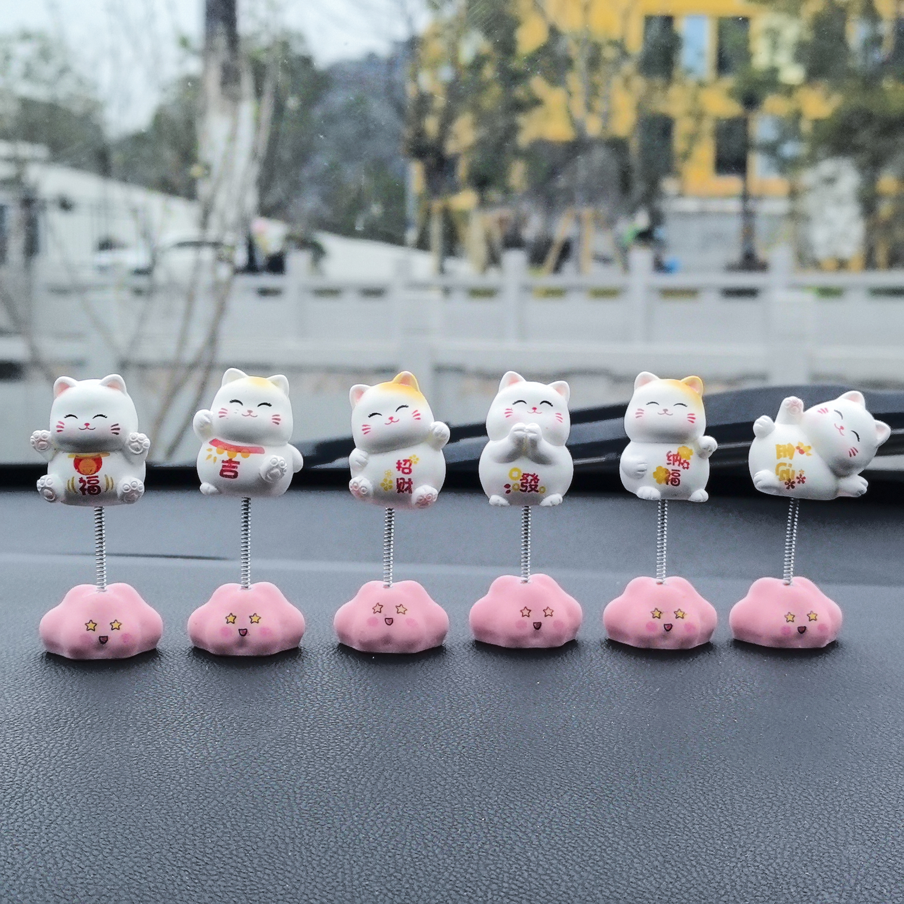 汽车车载招财猫解压办公室摇摇乐红摆件搞怪创意摇摆萌宠公仔可爱