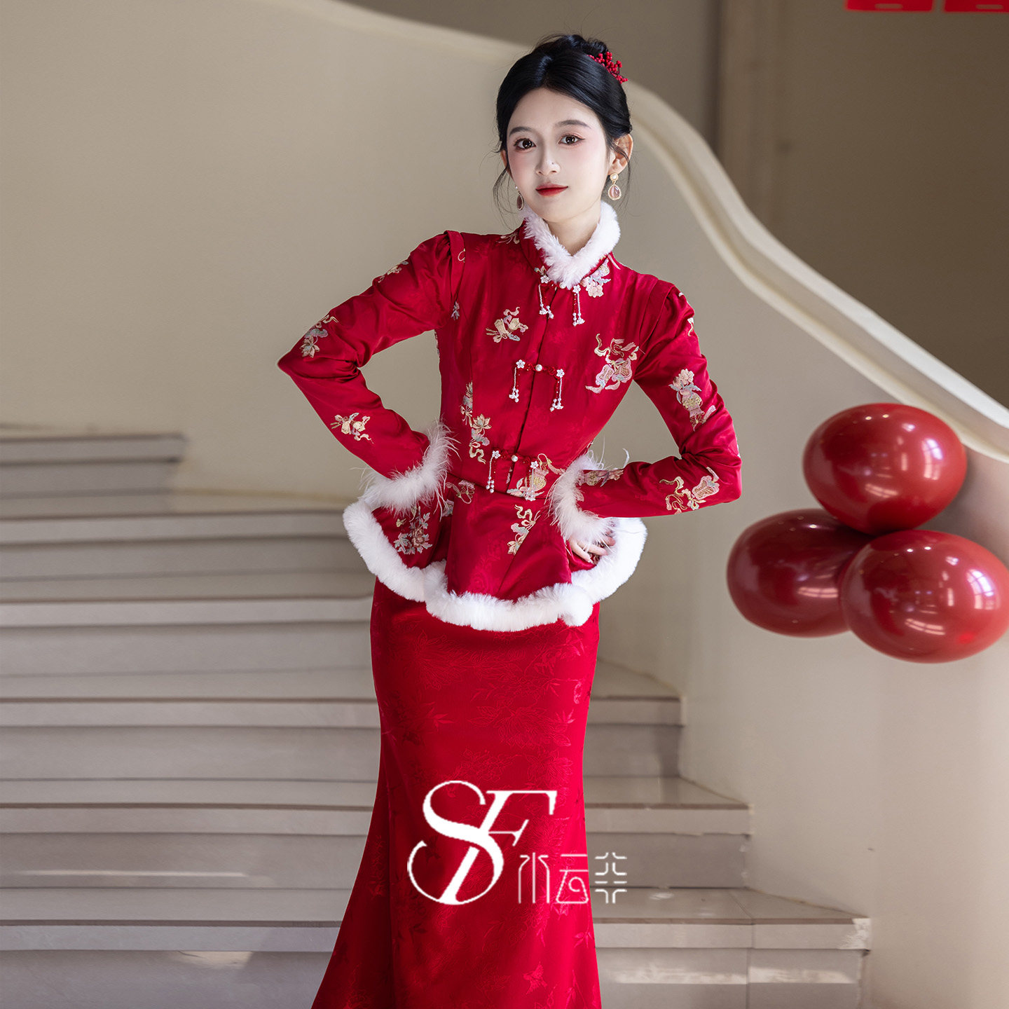 新娘敬酒服高级感2025新款冬季厚款保暖毛领修身鱼尾订婚礼服裙女