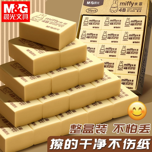 Утренний утренний студент начальной школы в начальной школе.