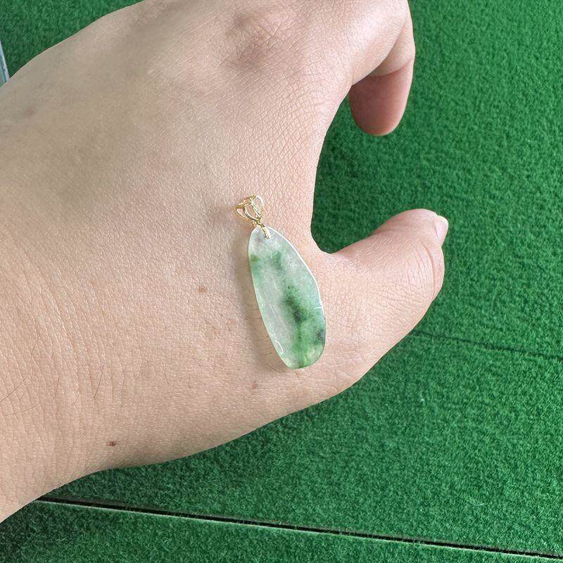 冰飘绿素面翡翠吊坠 18K金扣镶嵌 薄款小片天然缅甸A货玉挂件女款