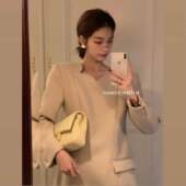 dress. SourceWithU her 百万剪裁气质绝绝子花瓣领连衣裙