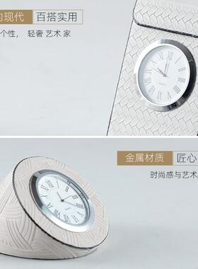 轻奢现代金属艺术皮革闹钟台上钟表摆件样板间售楼处客厅软装饰品