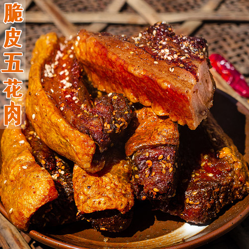 采用新鲜猪五花肉烤制，外酥里嫩