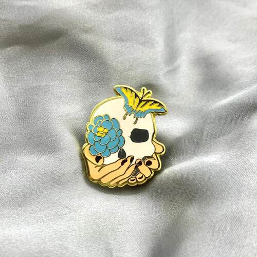 手捧骷髅头眼之花金属徽章胸针