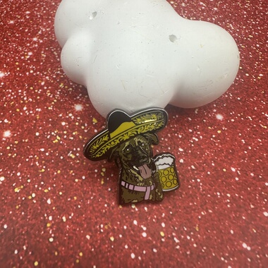 小狗别针戴着墨西哥帽喝着啤酒的黑色拉布拉多犬金属徽章