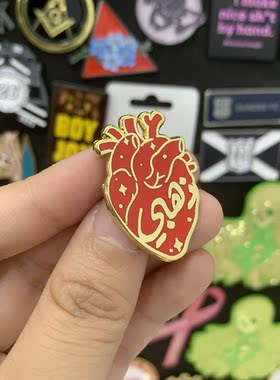 胸针防走光日韩可爱ins风红色小心脏属小别针小饰品书包小徽章