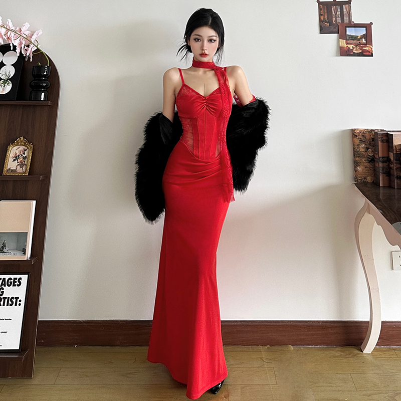 辣妹风红色蕾丝拼接吊带连衣裙