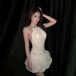 SylCue 纯欲辣妹风心机露背挂脖吊带连衣裙掐腰显瘦花苞裙女 法式