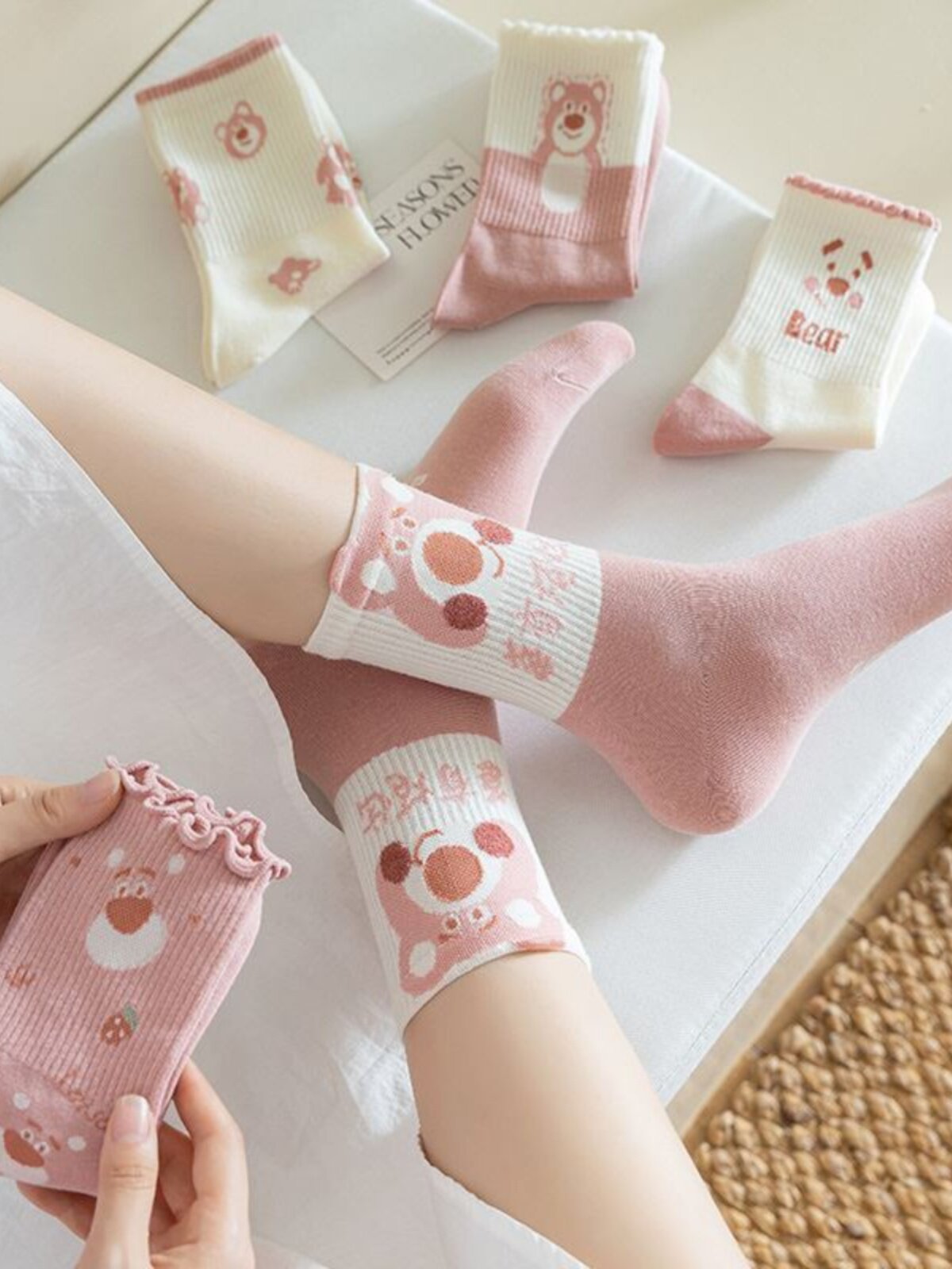 여성용 핑크색 새 종아리 중간 양말 긴 양말이 있는 여성용 트렌디하고 귀여운 일본식 레이스 양말