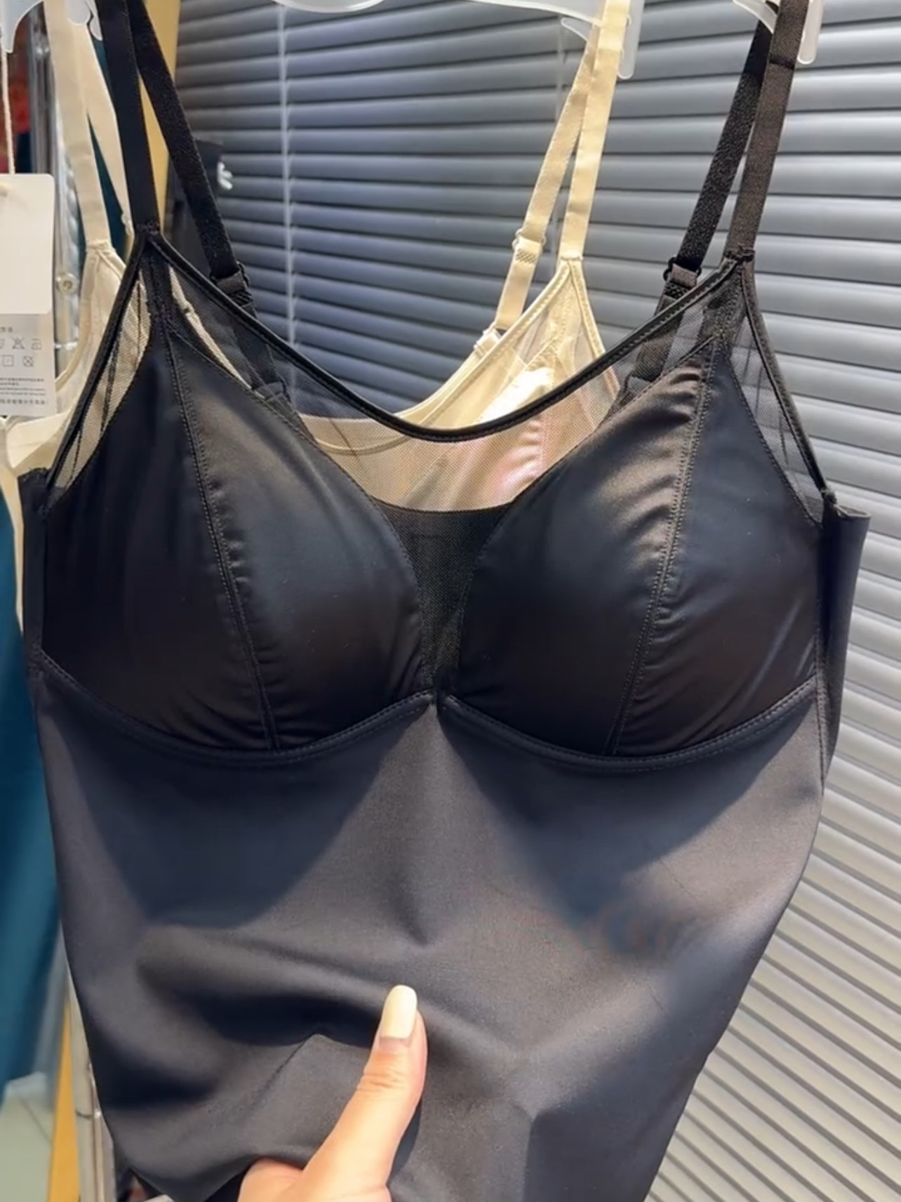 2025年春季新款吊带背心女一体式免穿文胸缎面收副乳性感美背内衣