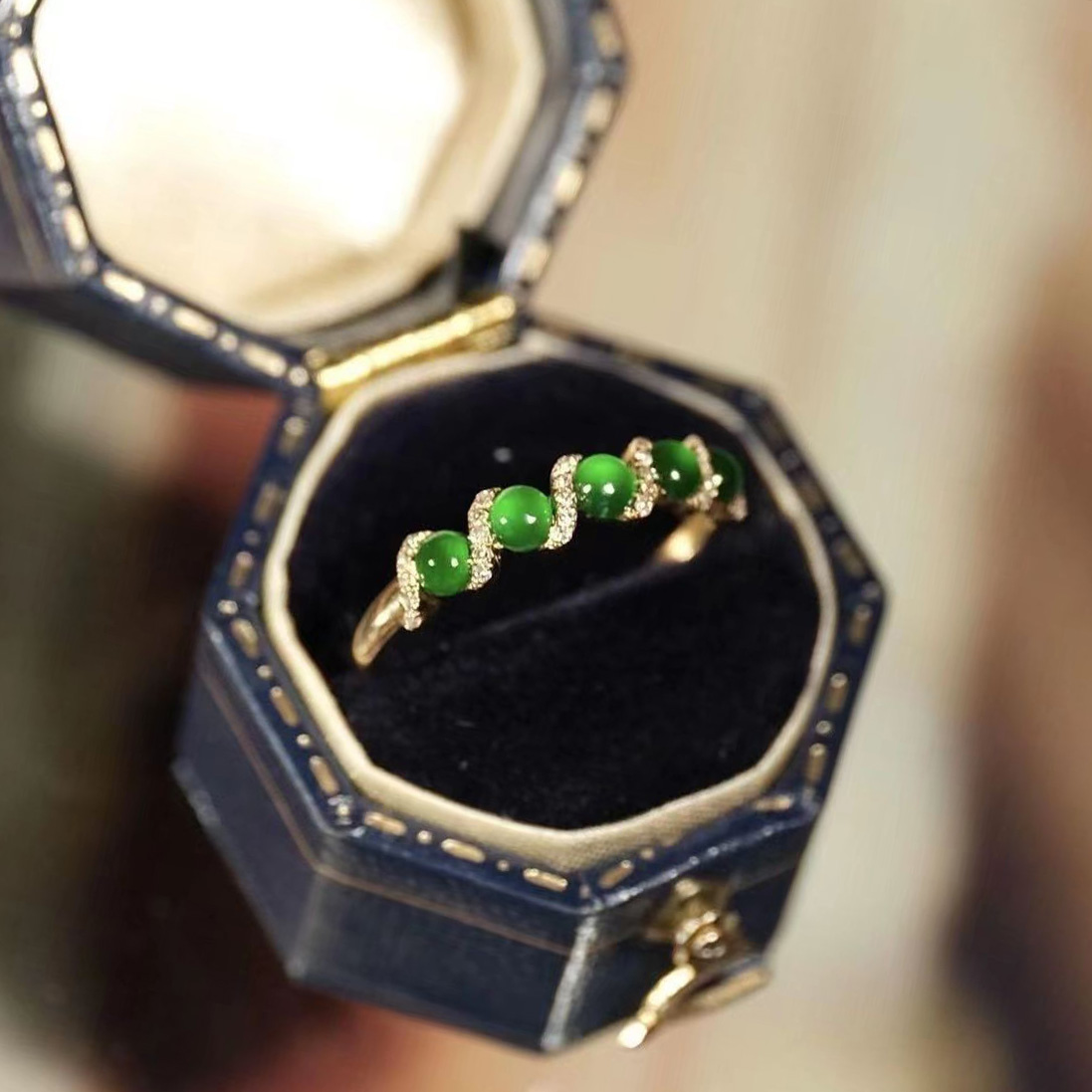 新中式玉髓阳绿蛋面排戒镀18K金镶钻戒指女小众简约优雅轻奢百搭